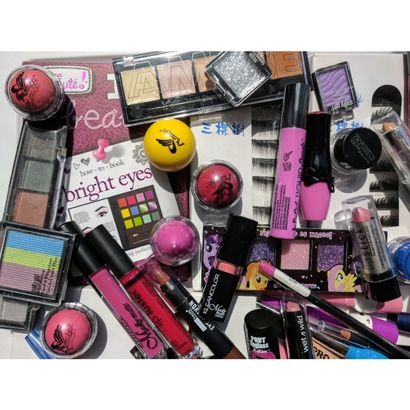 Makeup Bundle! - Picture 2 of 6